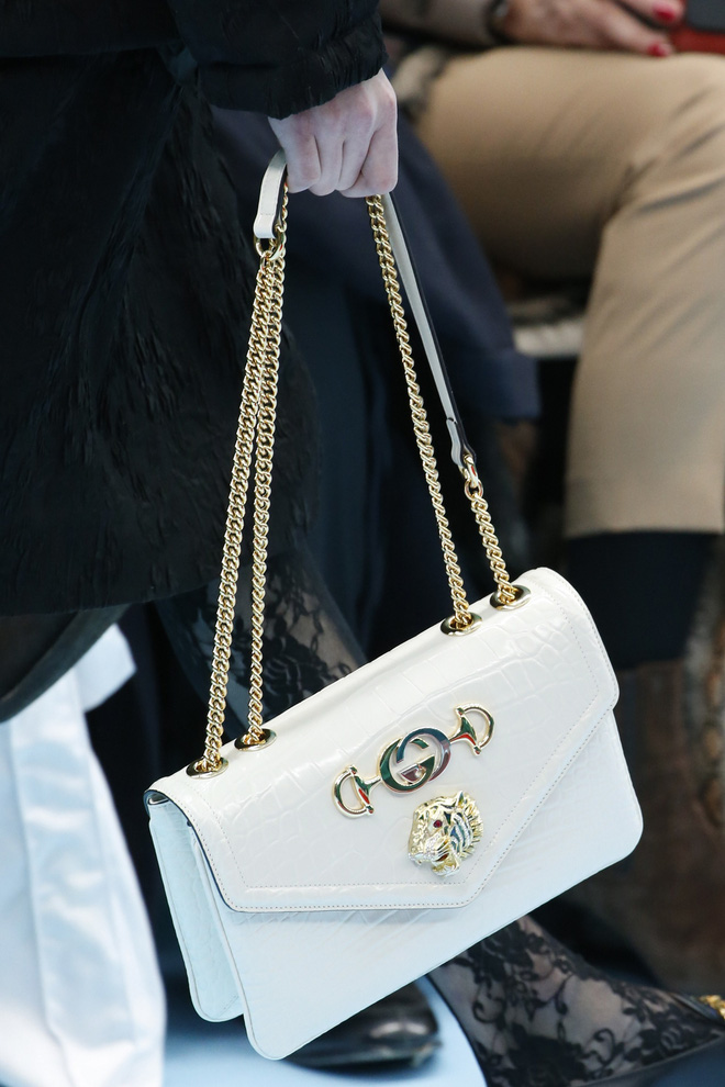 Show mới của Gucci dị quên lối về: Người mẫu ôm... thủ cấp để catwalk, kẻ lại vác nguyên con rồng